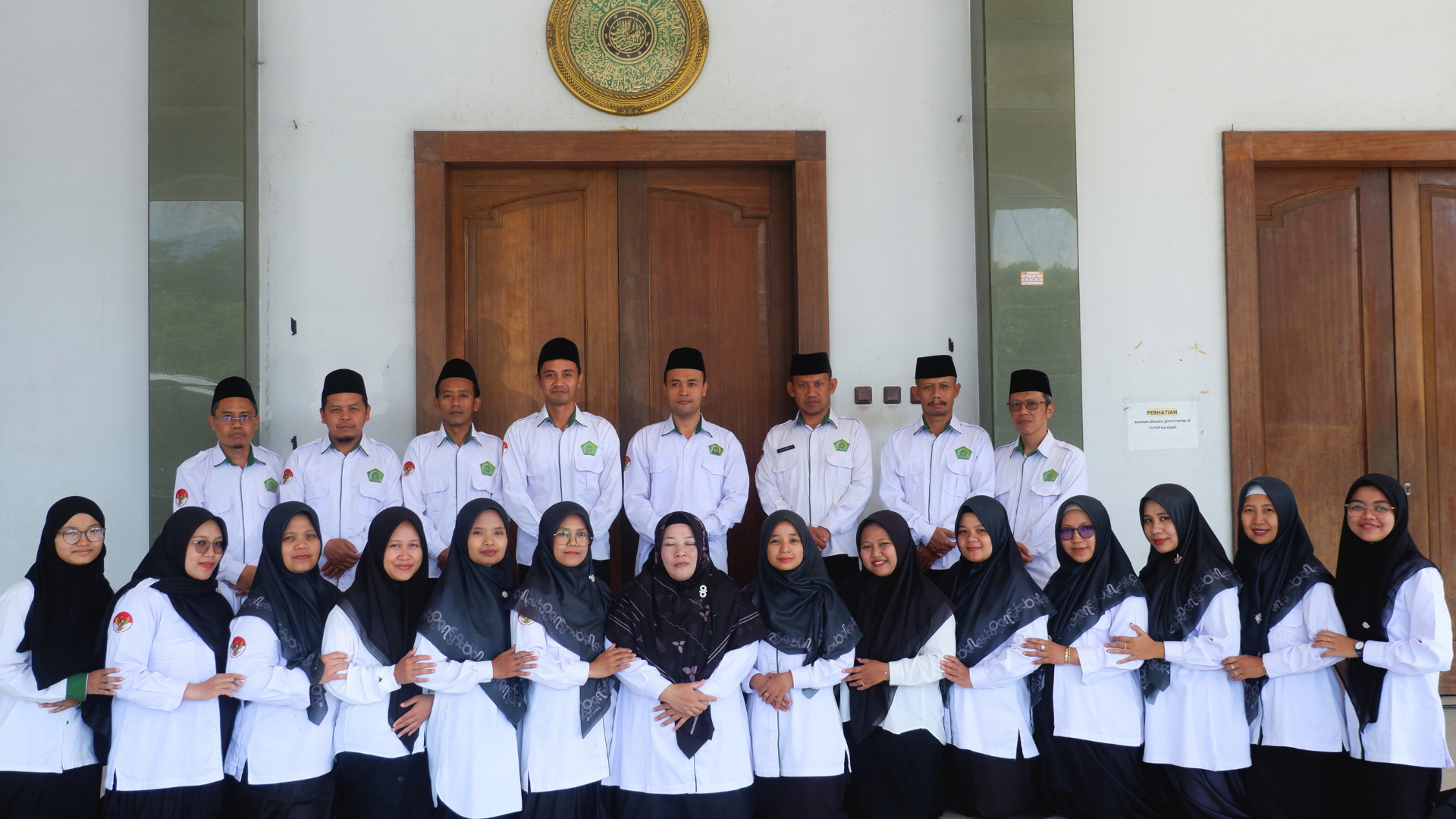 Foto bersama guru dan staf MTs Ma'arif Darul Aman Pringsurat
